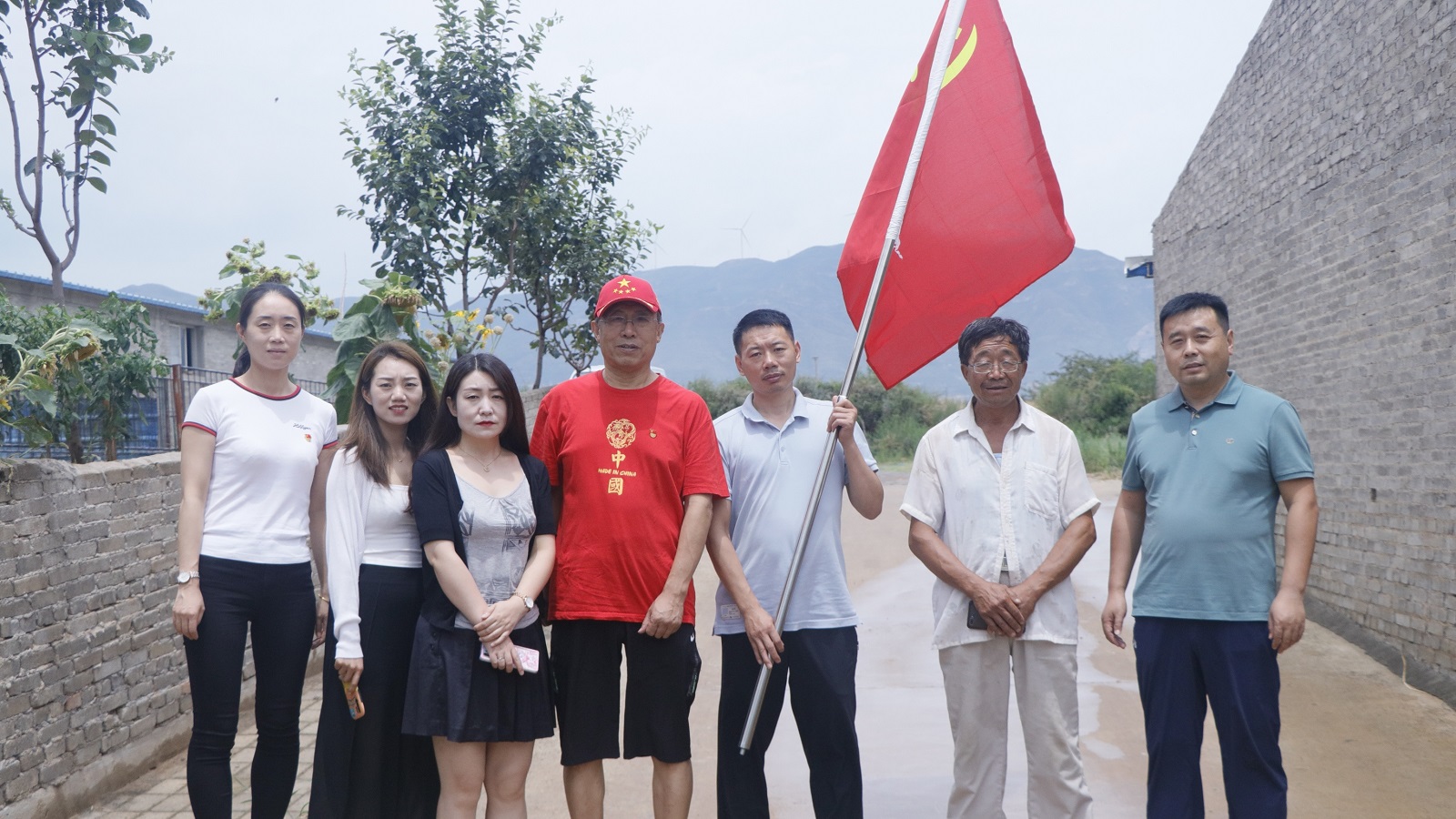 草莓视频成人网站黨支部組織開展“慰奶農、遊紅館”七一活動